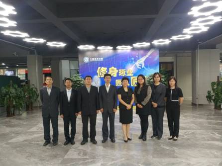 数控教学团队合影.jpg
